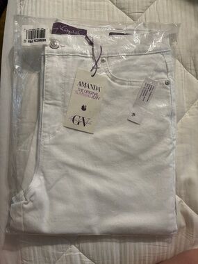 NWT never opened Gloria Vanderbilt Amanda Slimming Women's White Jeans Sz 12
